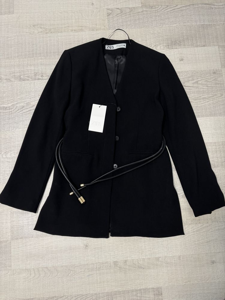 Костюм Zara с черен блейзър и черен панталон
