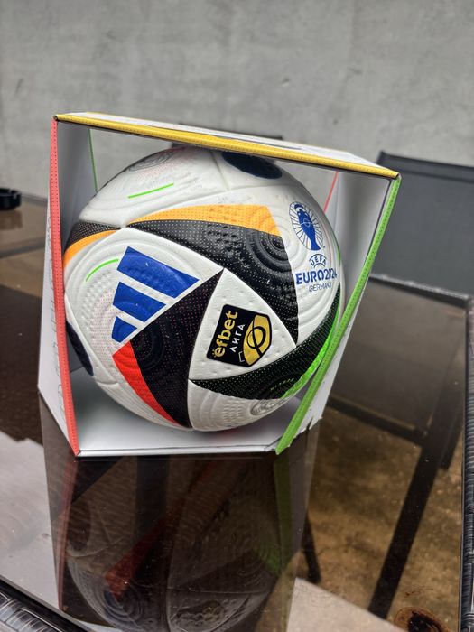 Адидас Оригинална топка