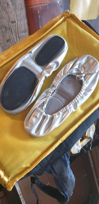 Продам женскую обувь тапки.