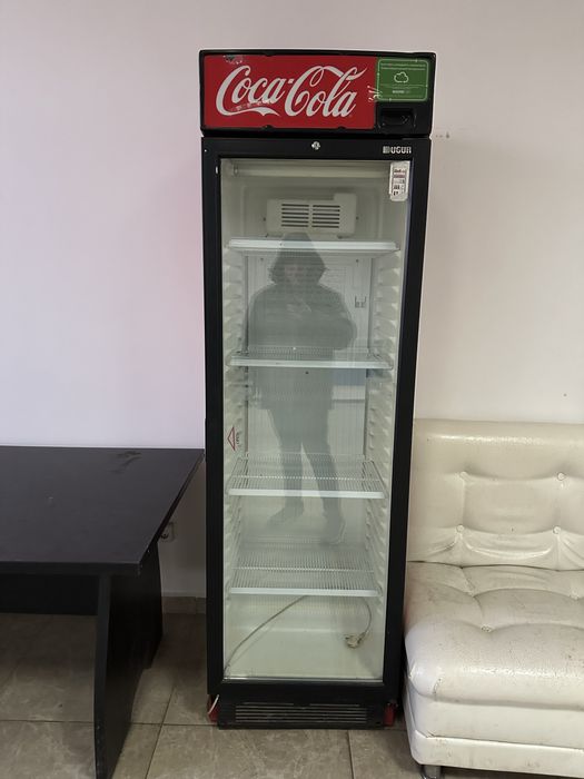 Продам холодильник витринный