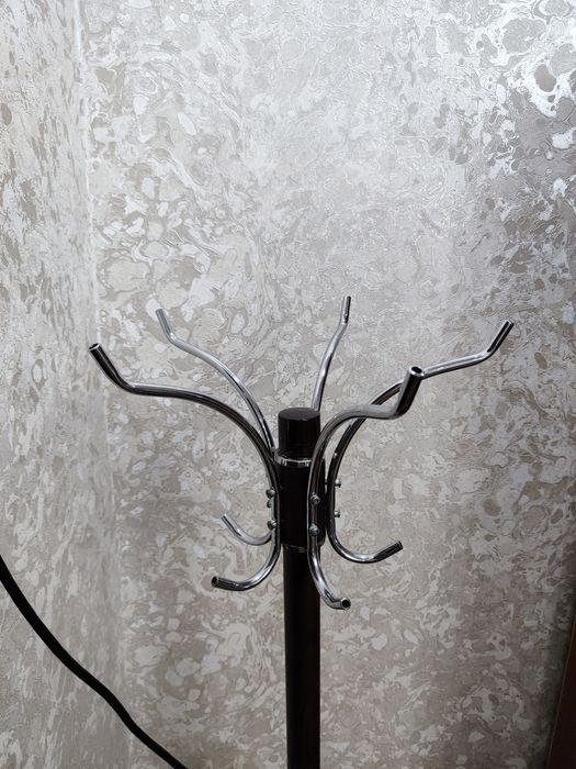 Продаётся стоячие вешалки для одежды.