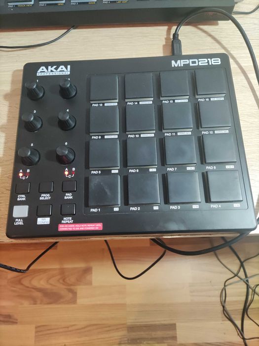 Akai profesional Controlator Midi MPD 218