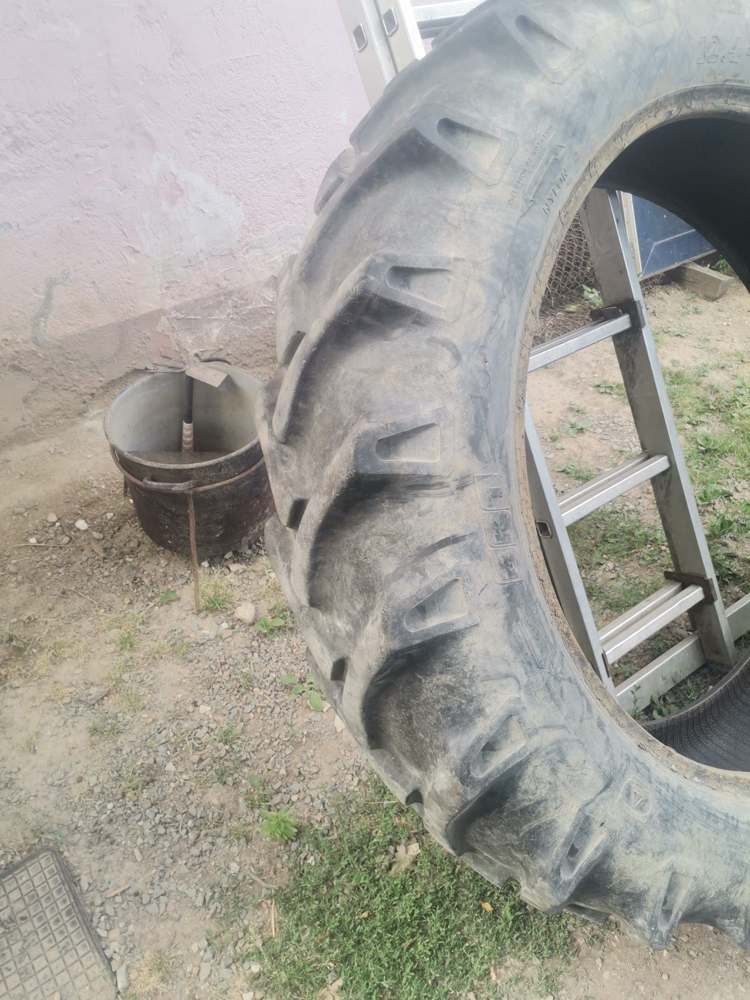 Anvelop 12.4 R36