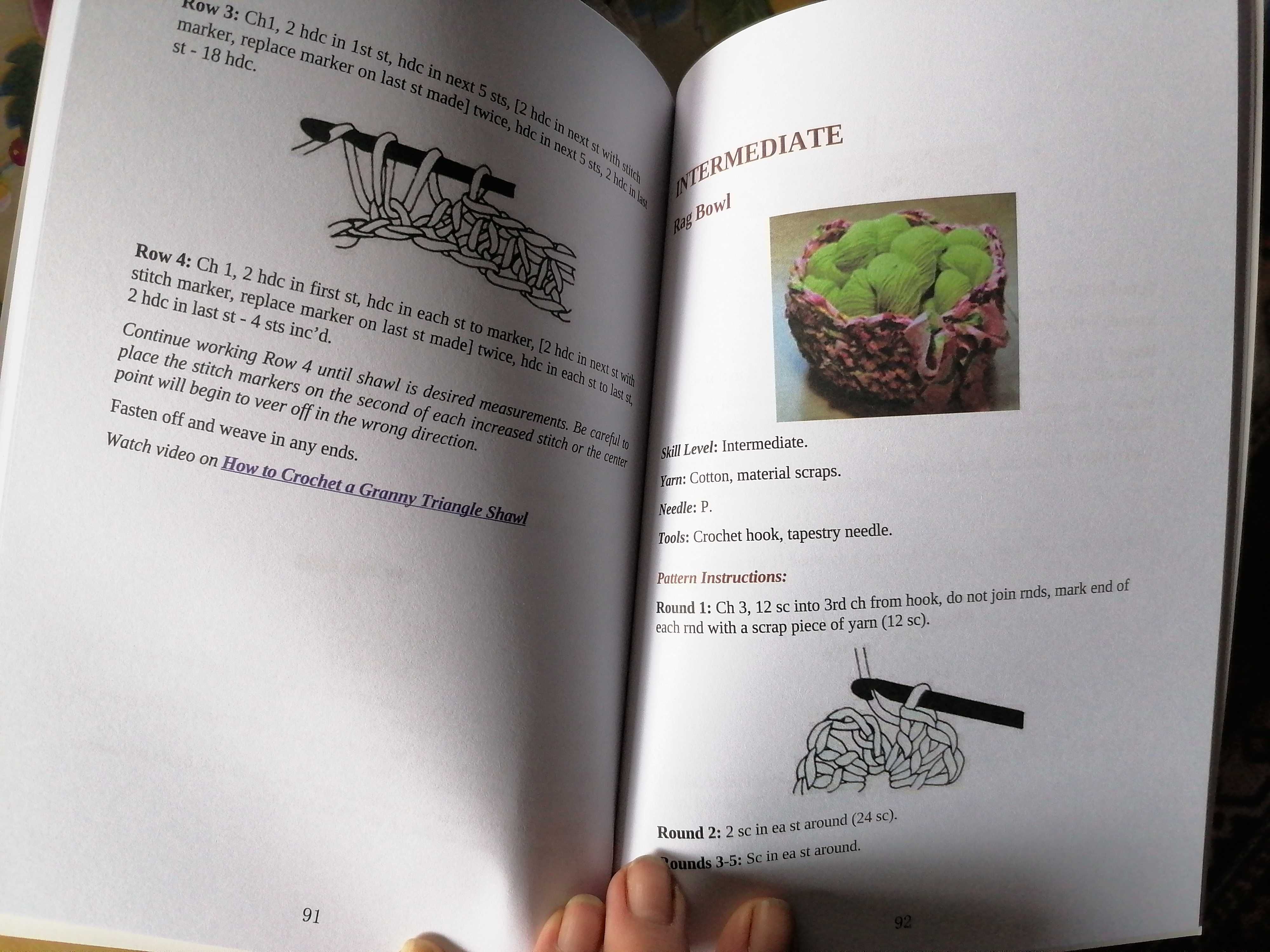 Комплект карти и книги за плетене на една кука.