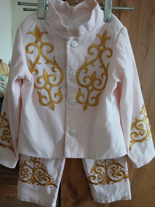 Продается костюмчик  на 1 годик .фото