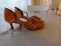 Pantofi noi de dans