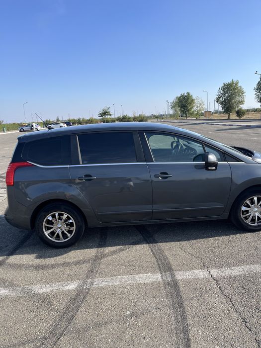 PEUGEOT 5008 5 LOCURI 2011 diesel perfecta stare