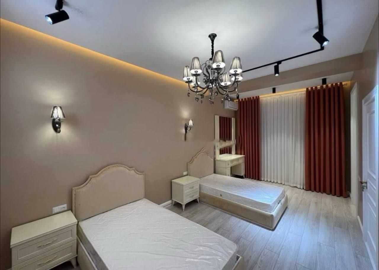 Продам евро дом Мирабадский район 2,4 сотки 250м2