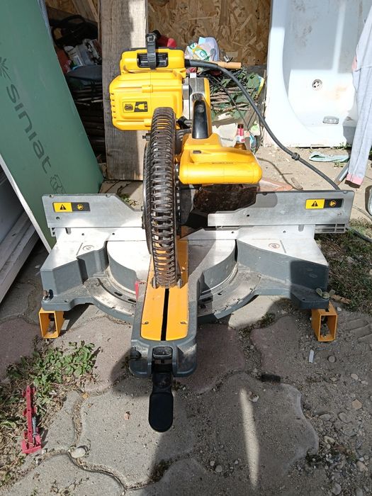 Circular DeWalt defect