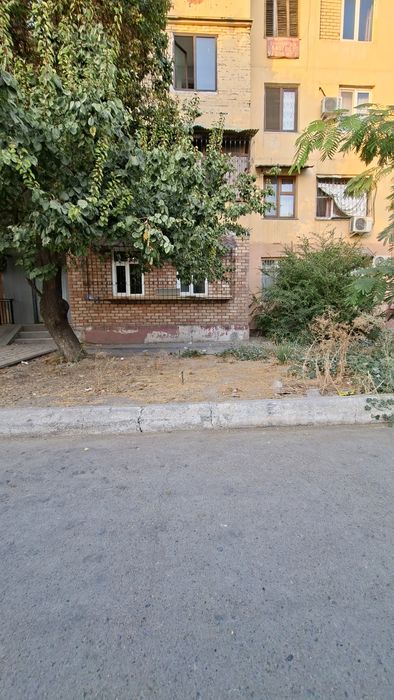 Продам 2 ком у дороги Под офис Своя