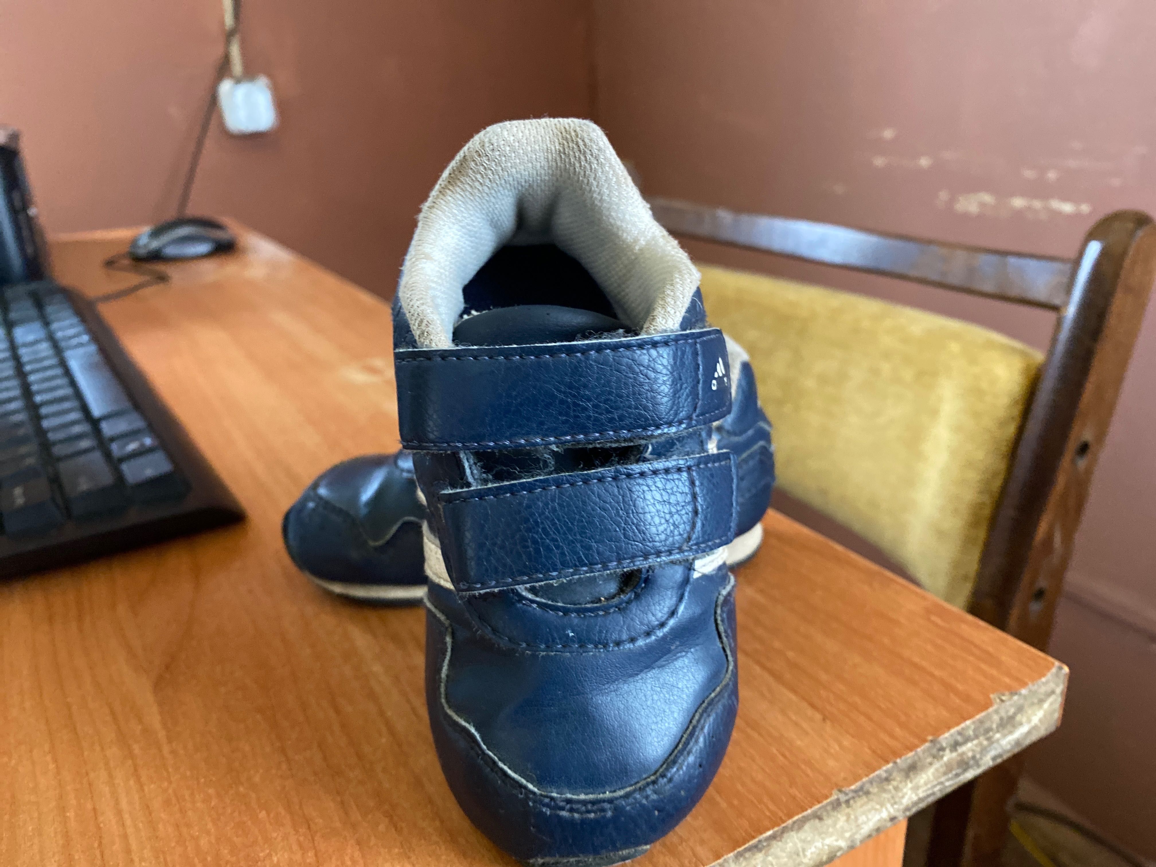 Детски обувки за момче в добро състояние на Адидас 21 номер