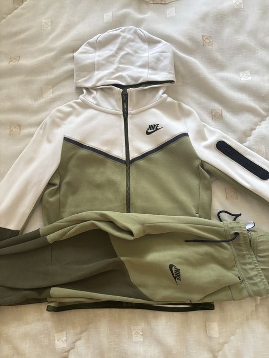 Продавам оригинален nike tech