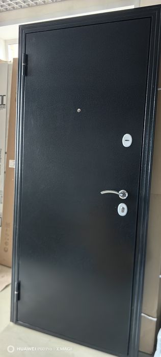 Дверь входная новая.