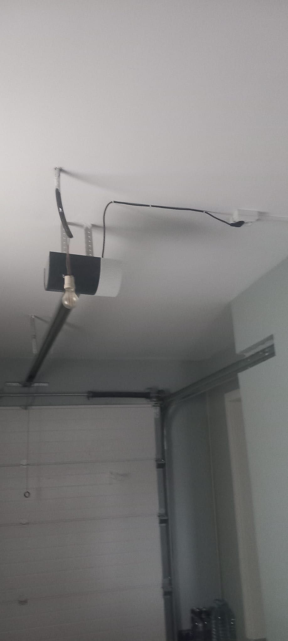 Vând ușă garaj cu telecomandă