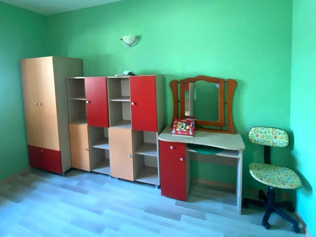 Бюро и стол с колелца