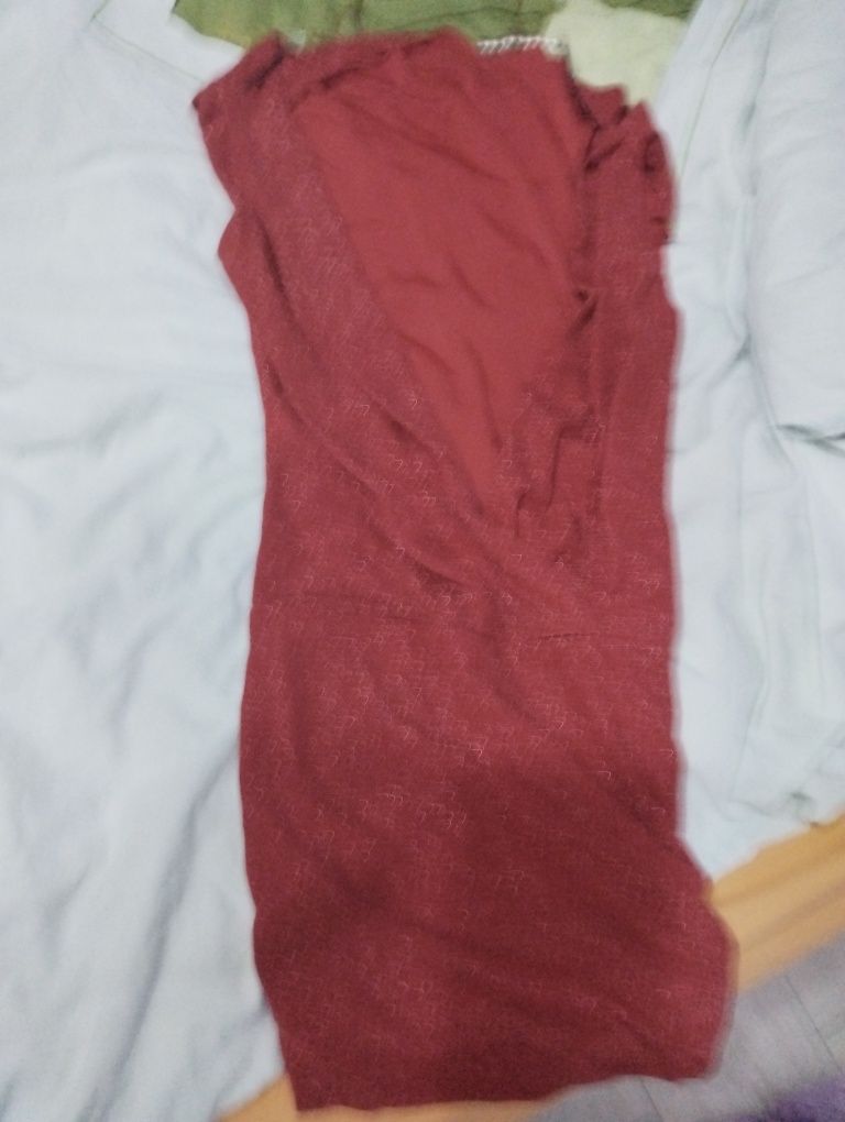 Bluza roșie cu un accesorie pe spate