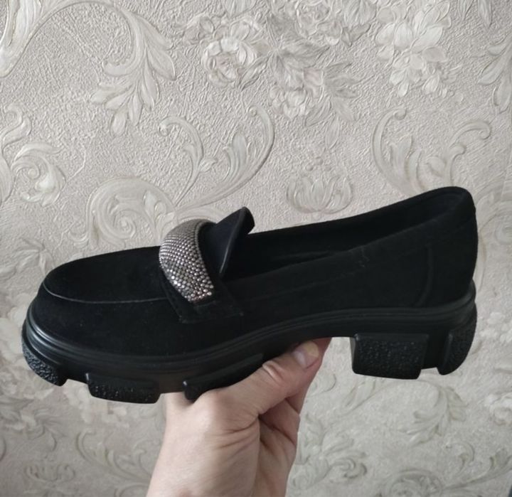 Продам замшевый красивый туфли