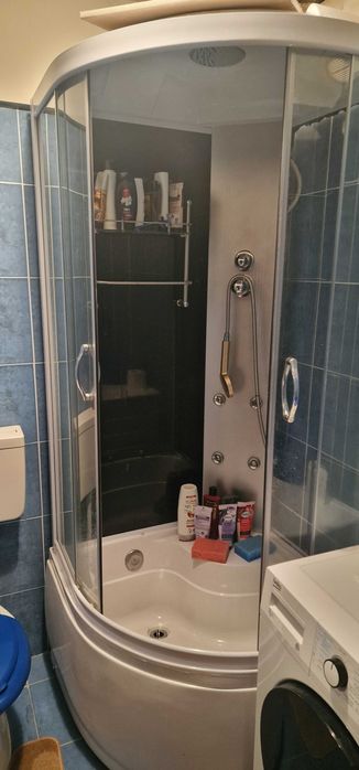 Vand cabina de dus care are un geam spart de aici pretul mic