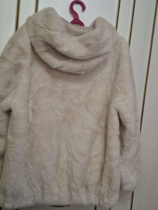Шуба молочного цвета новая