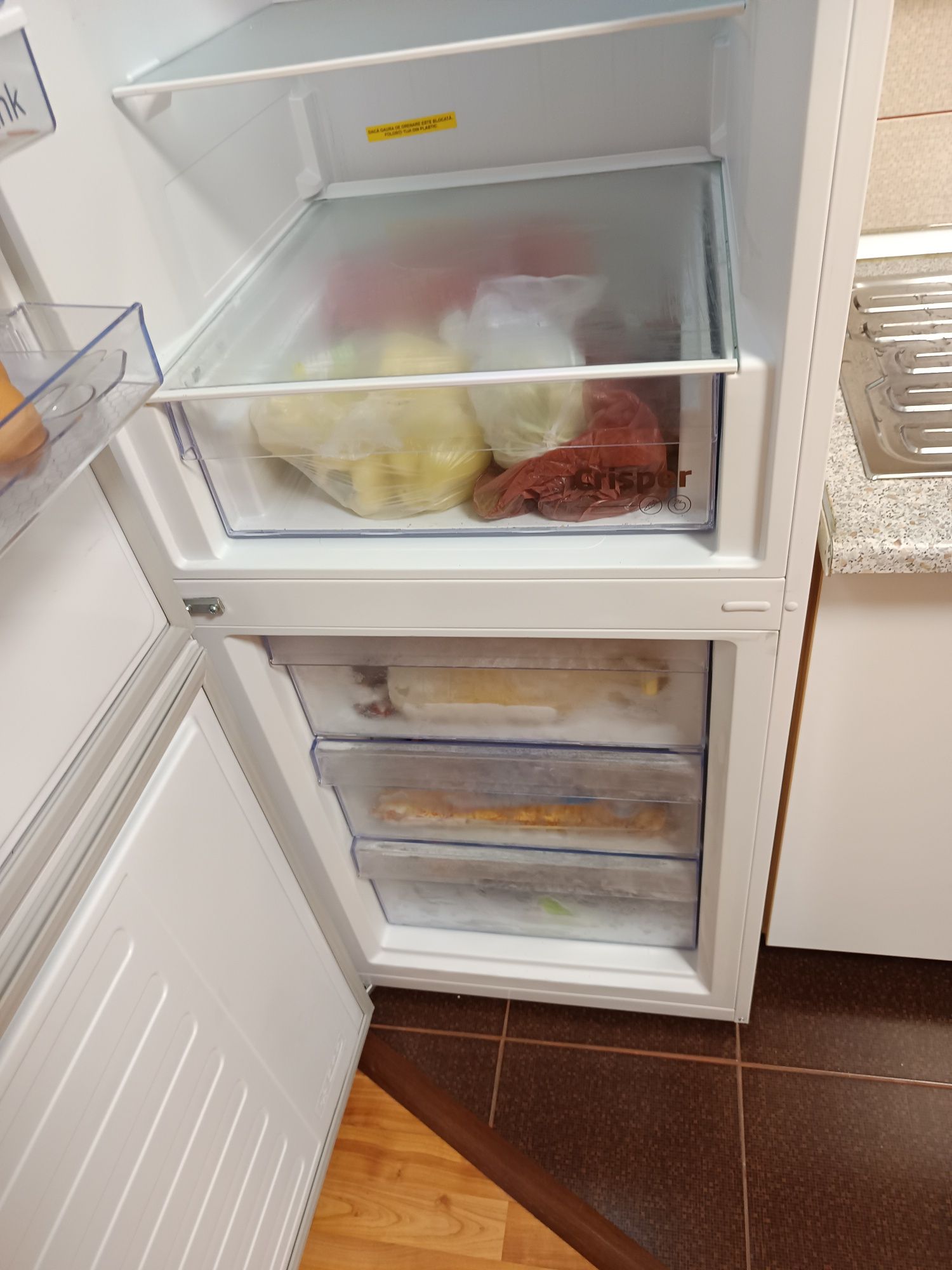 Vând frigider Beko 377 l cu un motor din 2023 în perfectă stare 1400 l