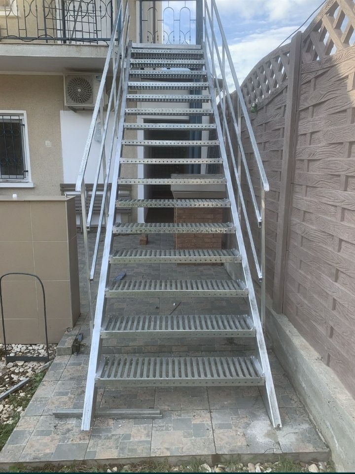 Vând scarii metalice zincate exterioare și pentru incendii , platforme