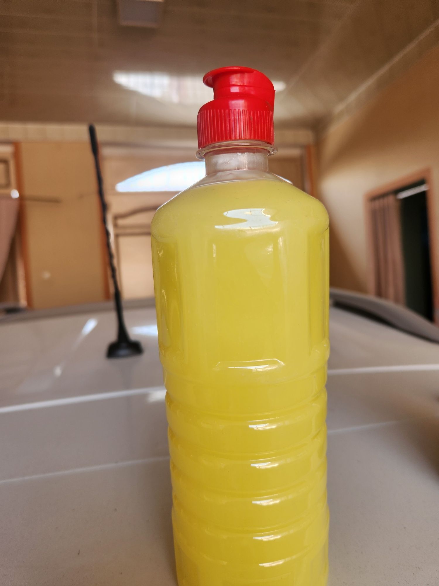 Muzqaymoq ustiga sepish uchun banan , malina hamda shokolad ta'mlari