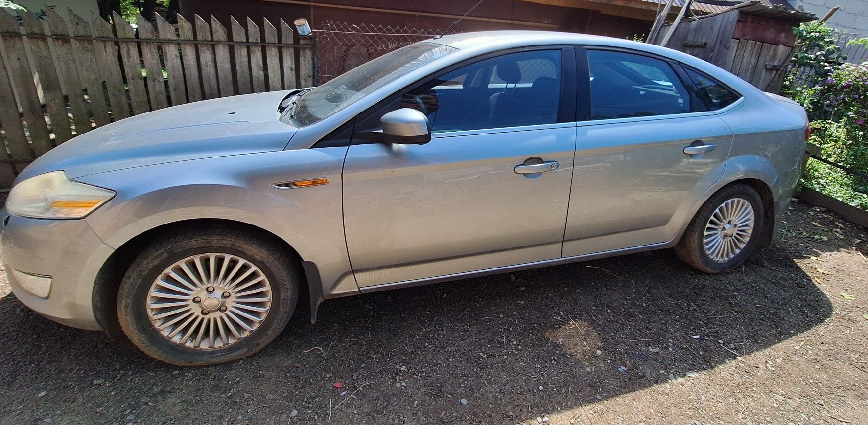 Vând Ford mondeo