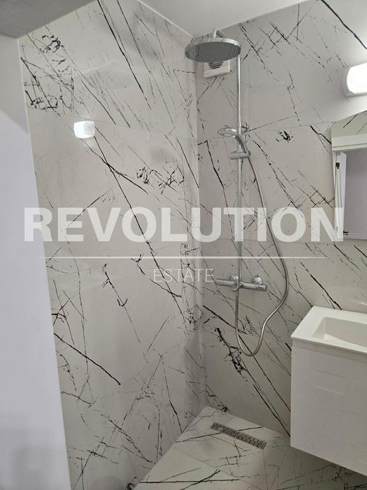 Тристаен апартамент в района на Цветен квартал!