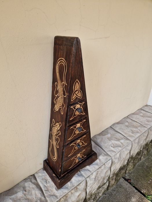 Чудесно антикварно шкафче тип пирамида- 4 чекмеджета