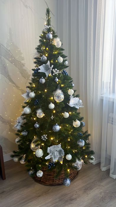 Искусственная елка 1,70 с корзиной и частью игрушек