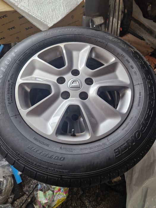 Гуми с джанти дачия дъстер отлично  състояние 215/65/16