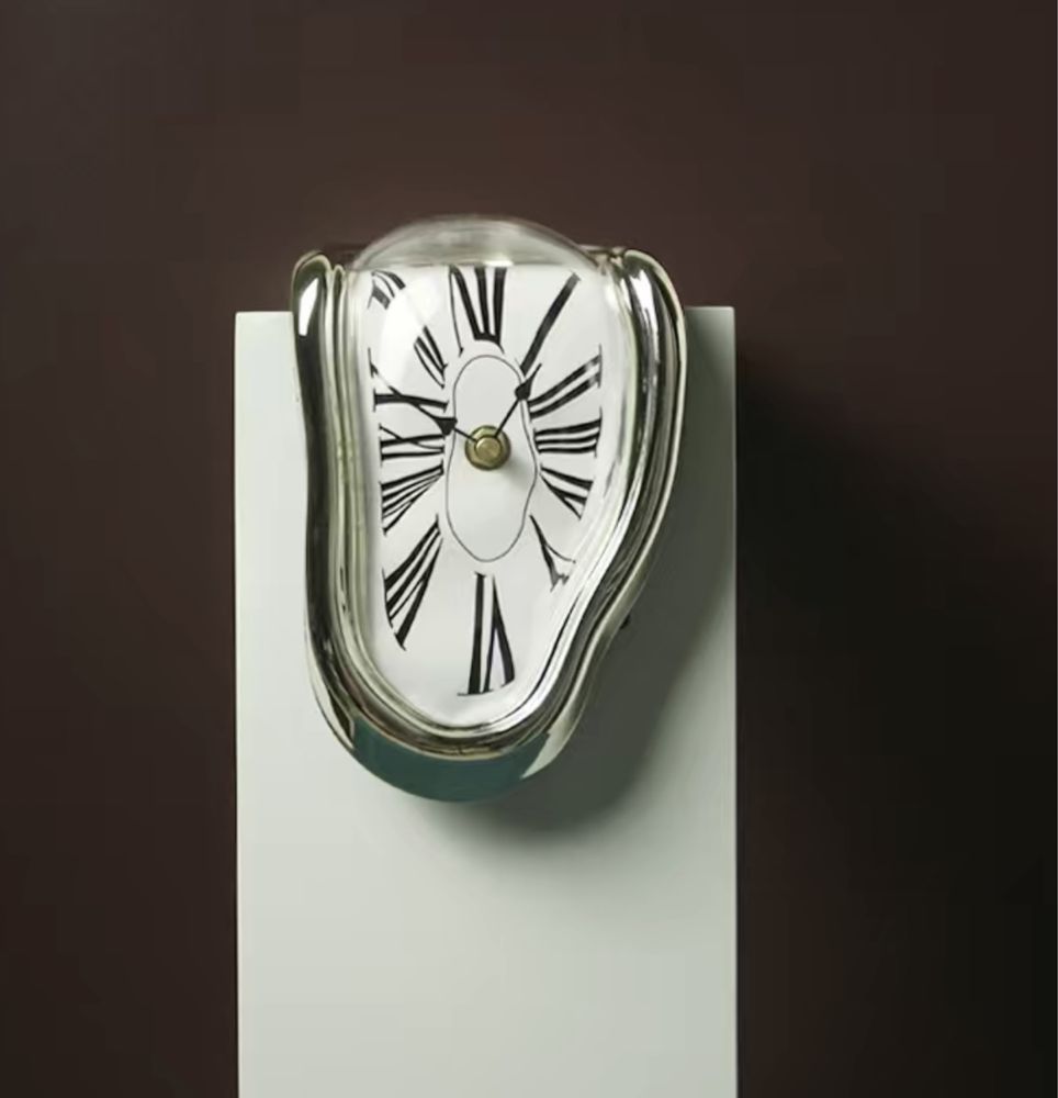Часы в стиле картины Сальвадора Дали