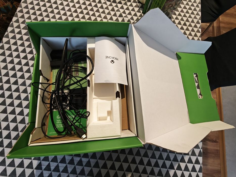 Продавам Плазма и xbox one с Игри