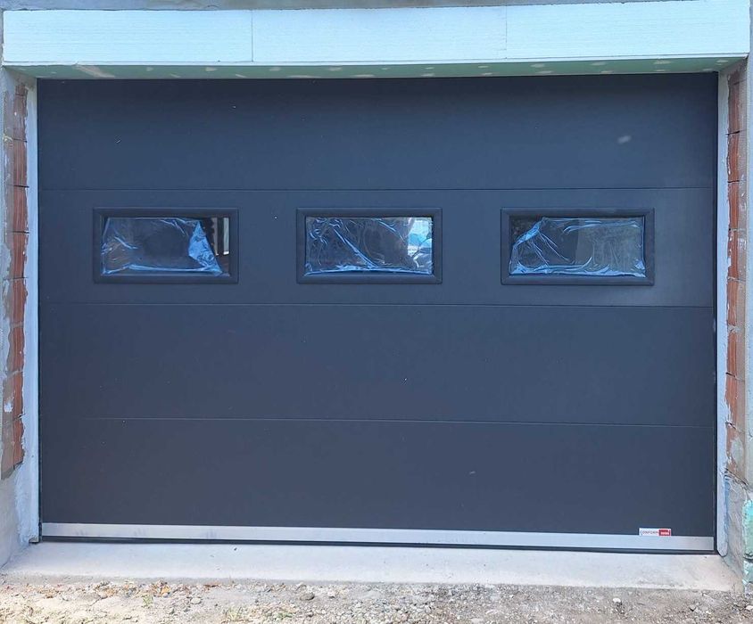 Usa garaj sectionala 2750x2000 negru mat, automatizare si 3 hublouri