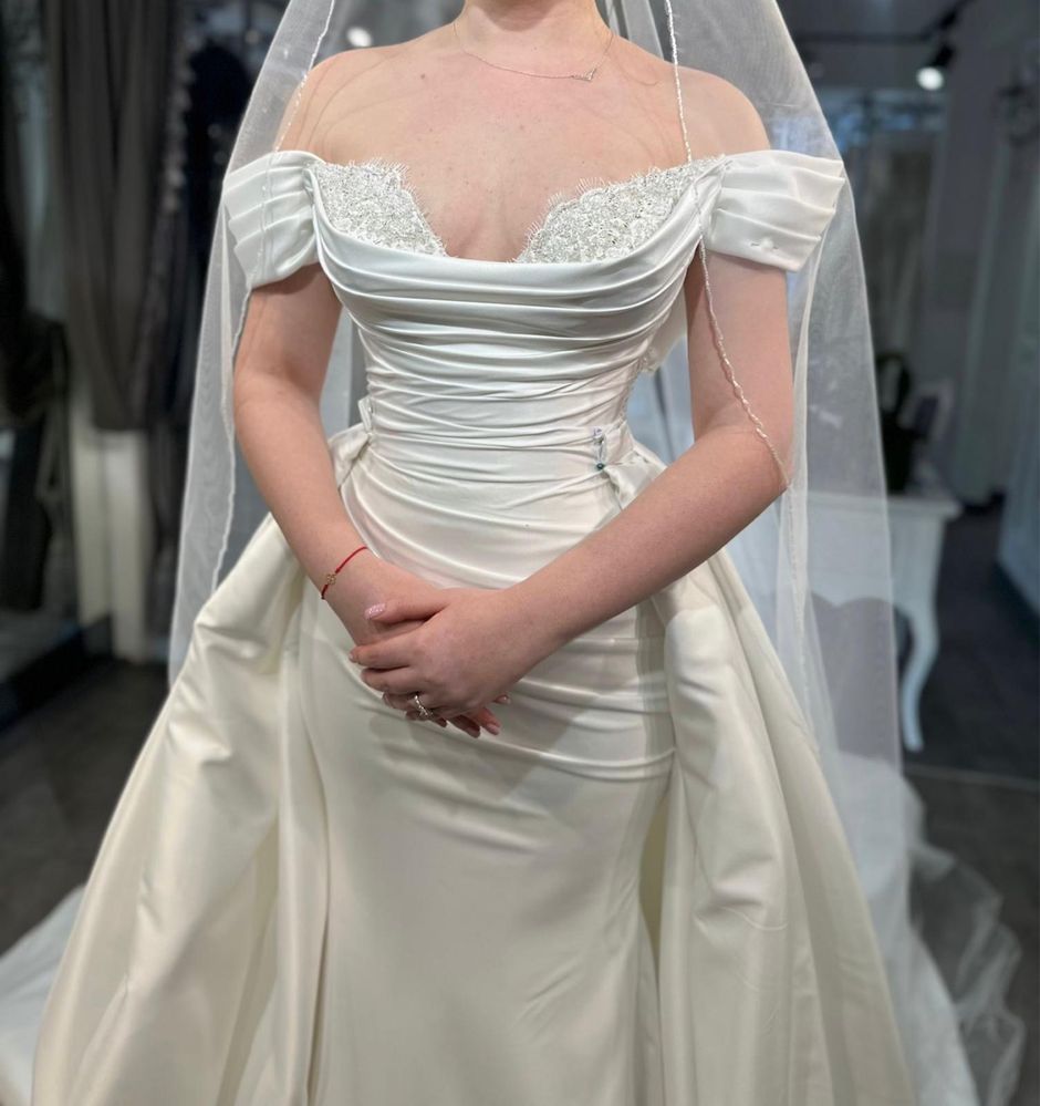 Rochie de mireasa cu trena detasabilia si voal inclus