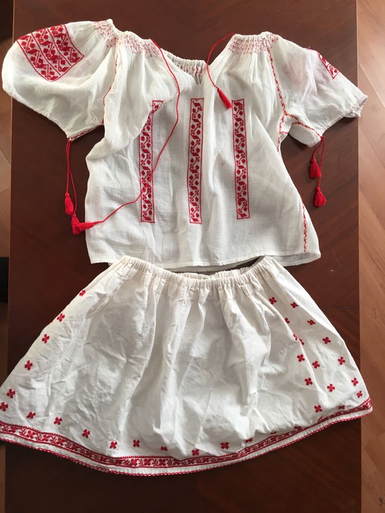 Costum traditional de  fetita