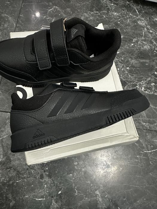 Ново Adidas детски маратонки 35 номер
