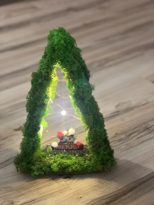 Светеща коледна елха със скандинавски мъх