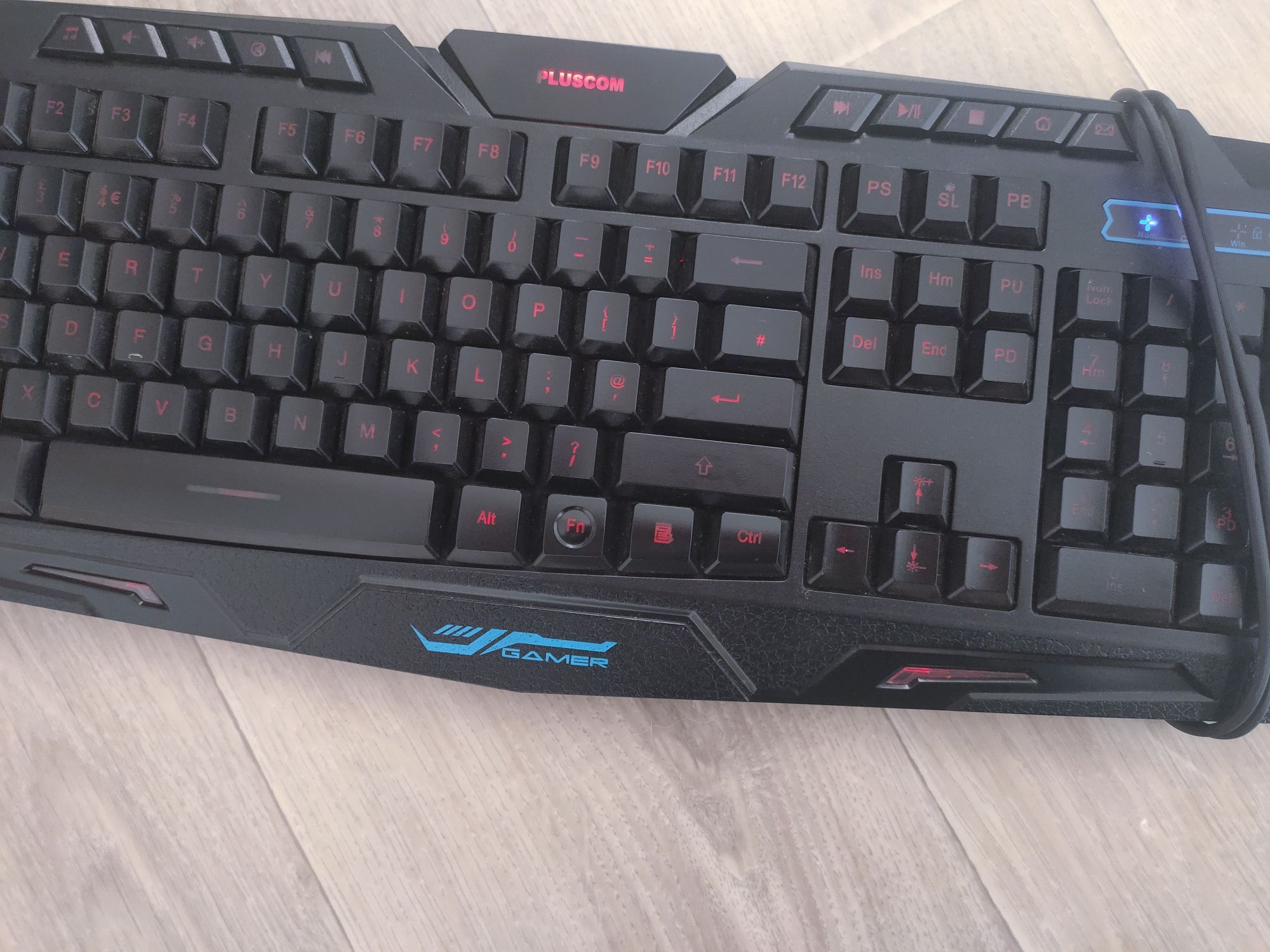 Tastatura gaming cu lumini