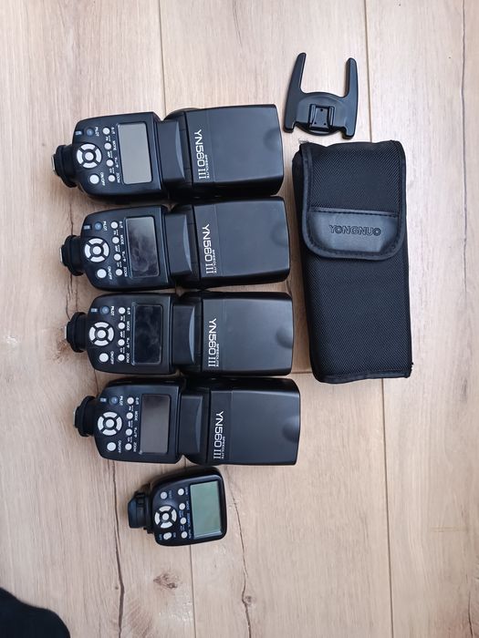 Vinde un set speedlite YN560III si declanșator.