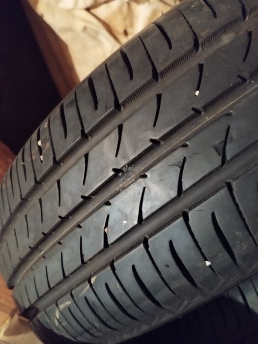 Продавам летни гуми.165/70 R13. С добър грайфер. Четири броя.