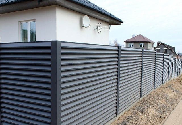 Construim la comanda dvs. garduri si porti din:
- panouri stil jaluzea