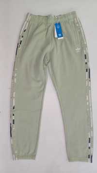 Adidas Originals Camo Sweat Pants мъжко долнище от Сащ
