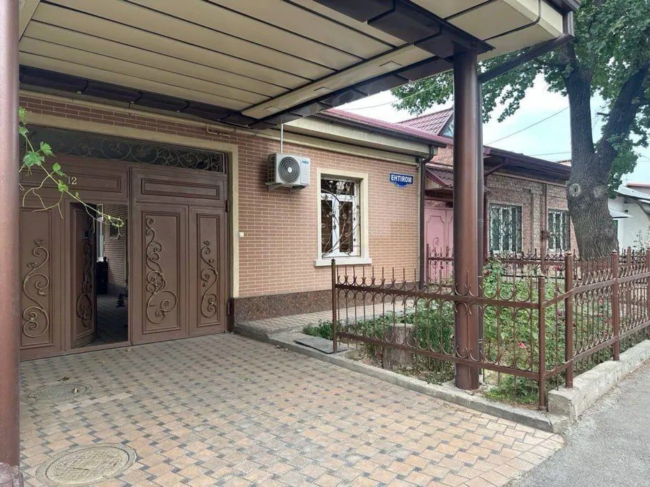 Сотилади Дом Яккасарай 2,5 сотки 2 этажа ор. ресторан Сим Сим Продажа