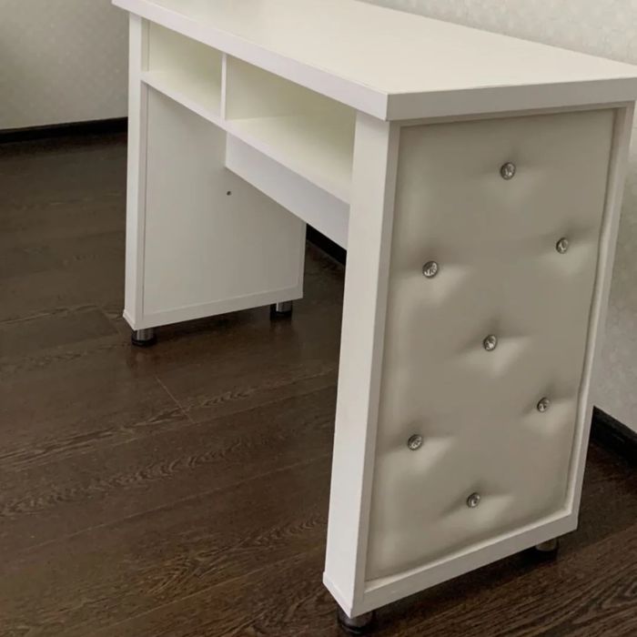 Продается стол для маникюра в отличном состоянии в количестве 2 шт.