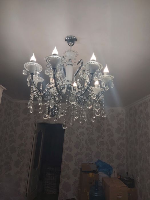 Срочно связи с переездом, продаю люстру 8 лампочек