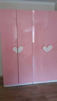 Шкафы розовые  поверхность глянцевая по бокам и внутри белые