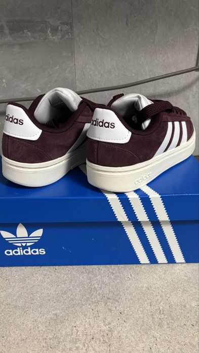 Adidas noi cu eticheta