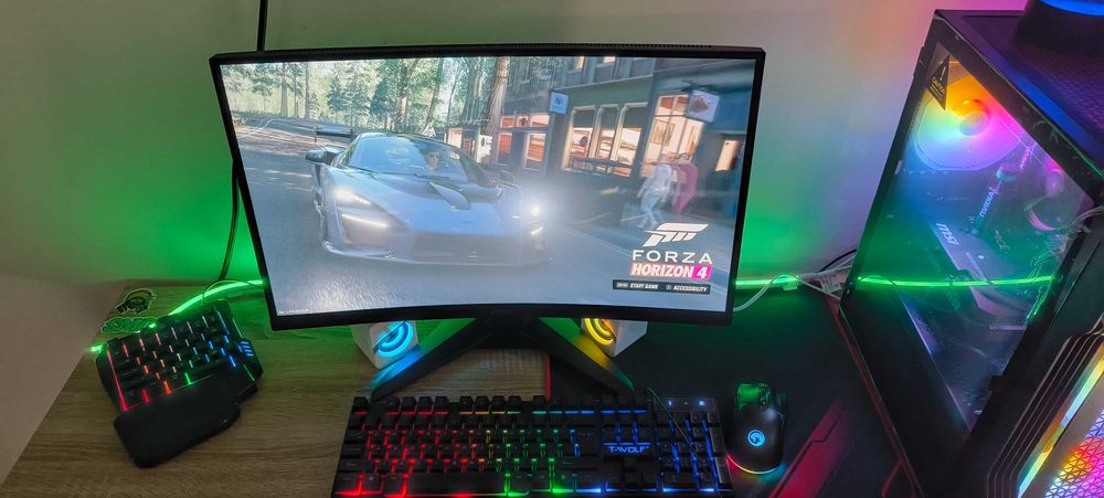Геймърски компютър с монитор