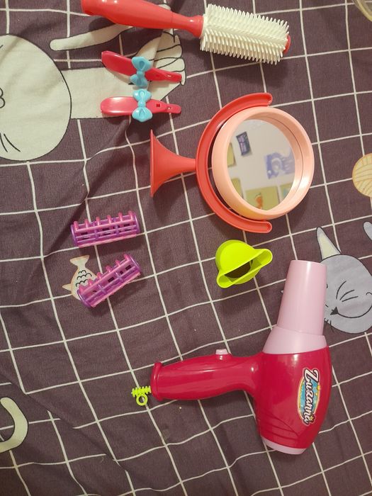 vând trusă de coafor de jucărie